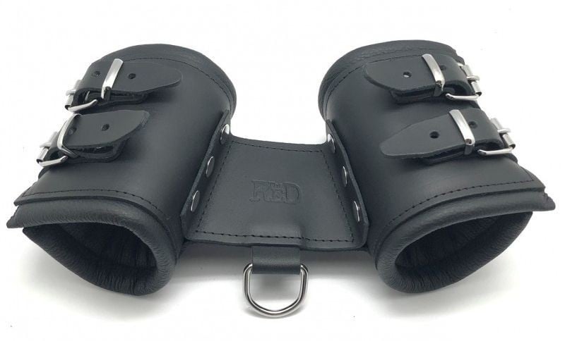 The Red Double Leather Handcuffs (Wide), černá spojená pouta na ruce s D-kroužkem a polstrováním