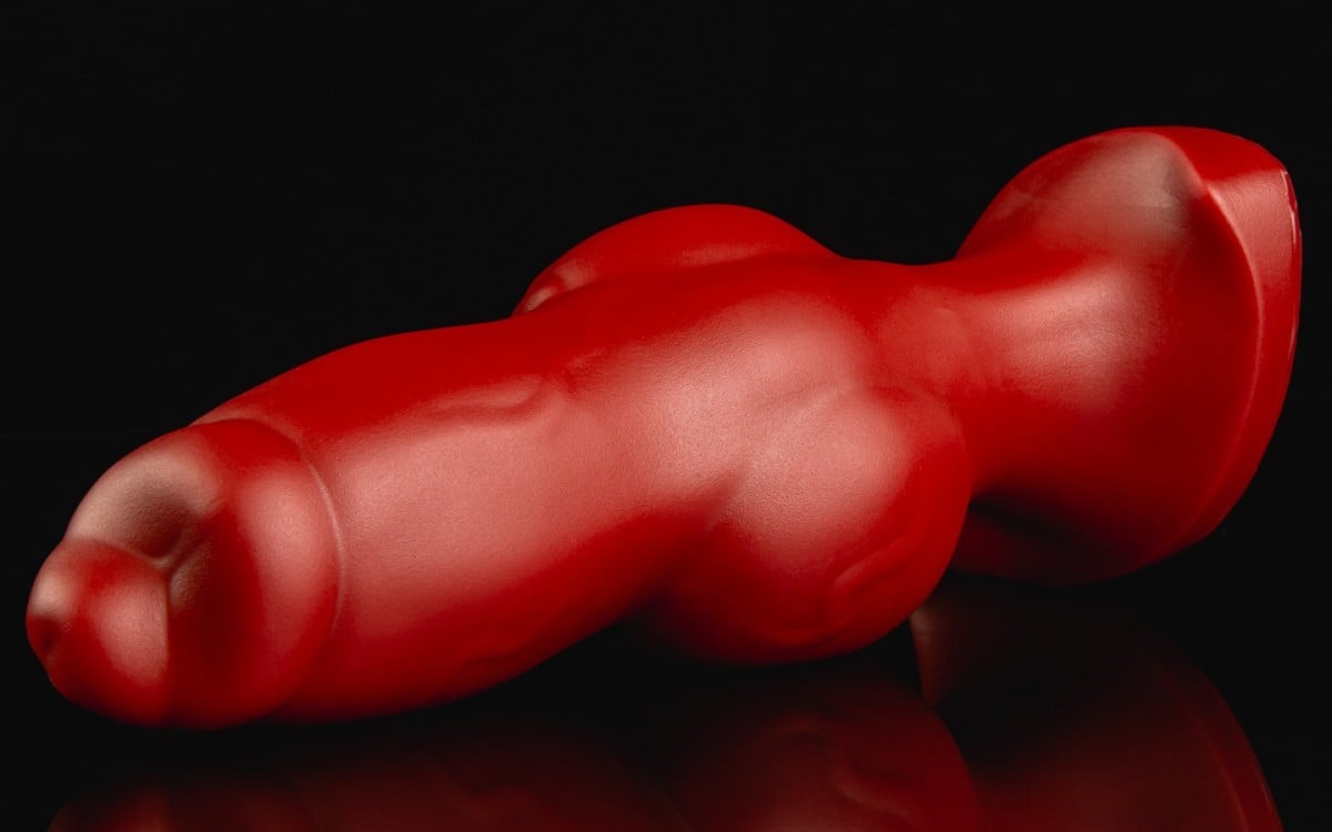 Weredog Dagger Crimson Medium, prémiové červené silikonové dildo 16 x 3,9–5,7 cm
