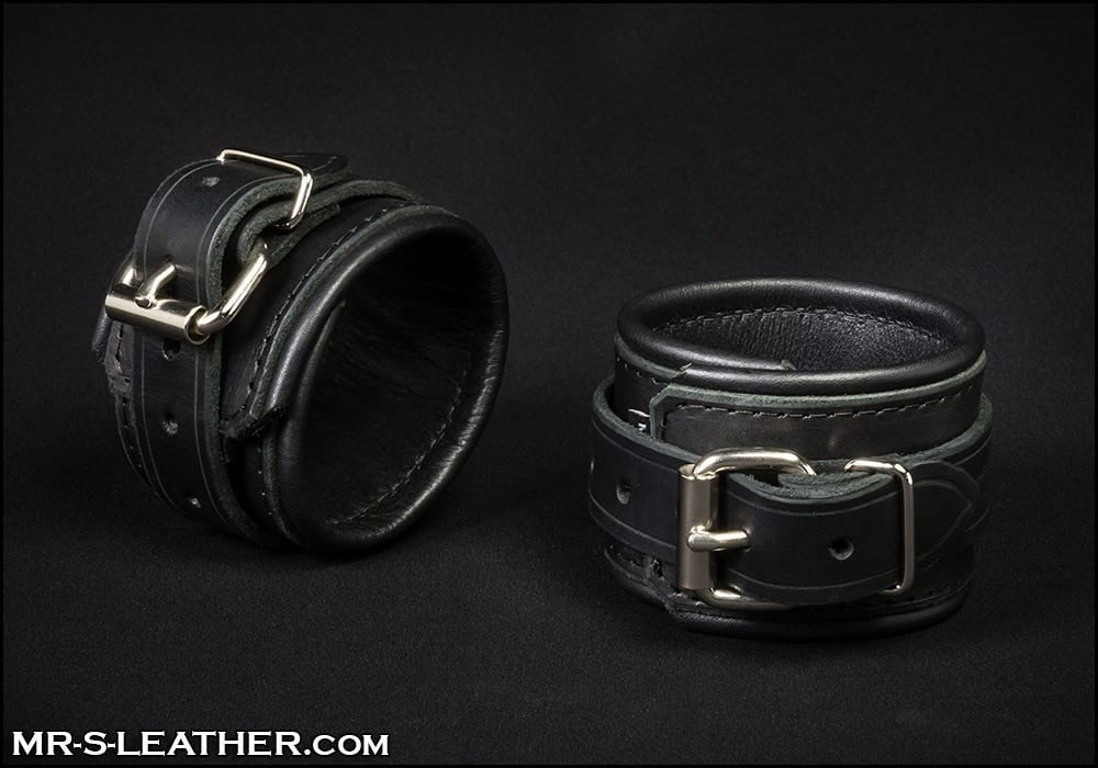 Mr. S Leather Essential Wrist Restraints, odolná černá pouta na zápěstí