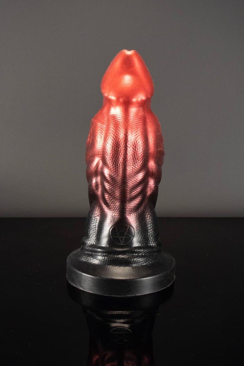 Twisted Beast Xaphan Demon Blood (Ombre) Medium, prémiové silikonové dildo s Vac-U-Lock přísavkou 20 x 4–6,8 cm