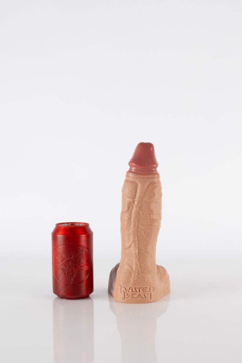 Twisted Beast Hicks Dildo Realistic Tan Medium, prémiové silikonové dildo s přísavkou 25 x 3,5–6,1 cm