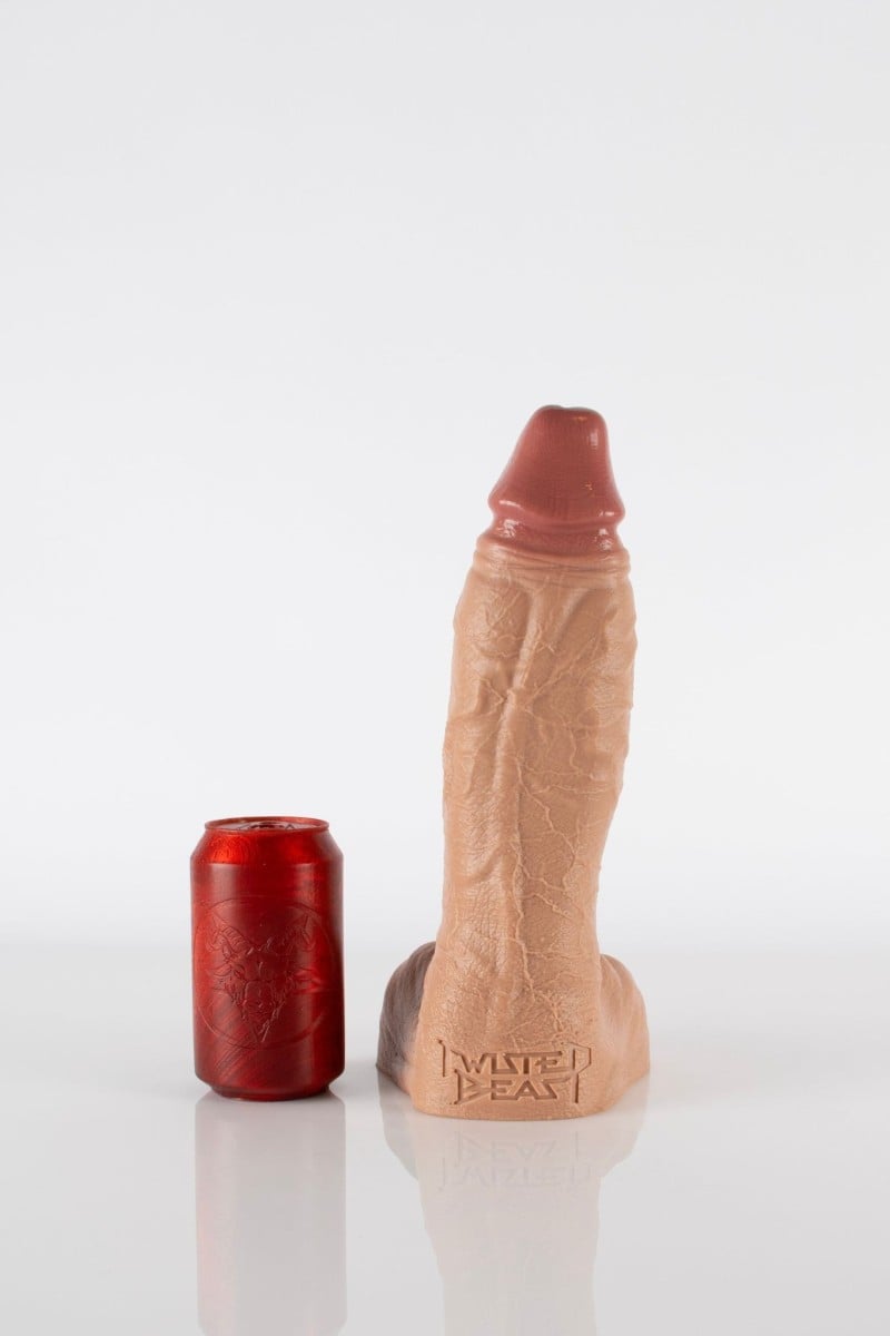 Twisted Beast Hicks Dildo Realistic Tan Large, prémiové silikonové dildo s přísavkou 30,5 x 5–7,6 cm