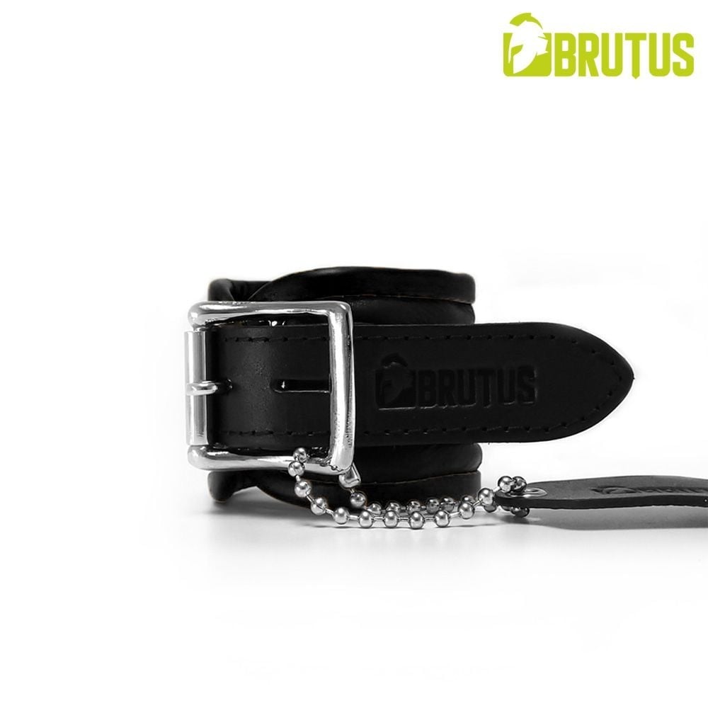 Brutus Leather Wrist Restraints Black/Black, kožená pouta na zápěstí s měkkým polstrováním a zamykací přezkou