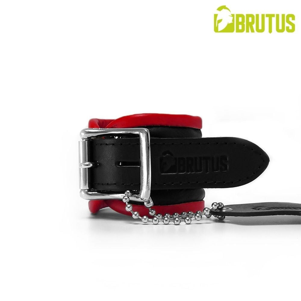 Brutus Leather Wrist Restraints Black/Red, kožená pouta na zápěstí s měkkým polstrováním a zamykací přezkou
